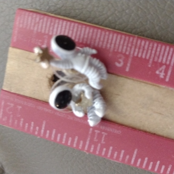 HIT Earrings astronaut stud in super trendy 3d  and 🔥 item right now - Picture 7 of 7
